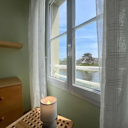 Les Pieds Dans L Eau - Waterfront *