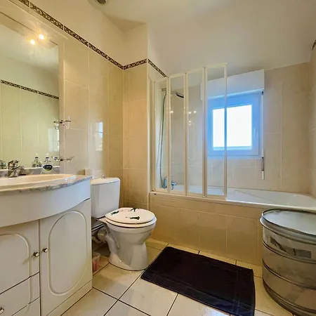 Les Pieds Dans L Eau - Waterfront *