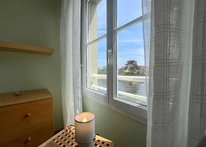 Les Pieds Dans L Eau - Waterfront *